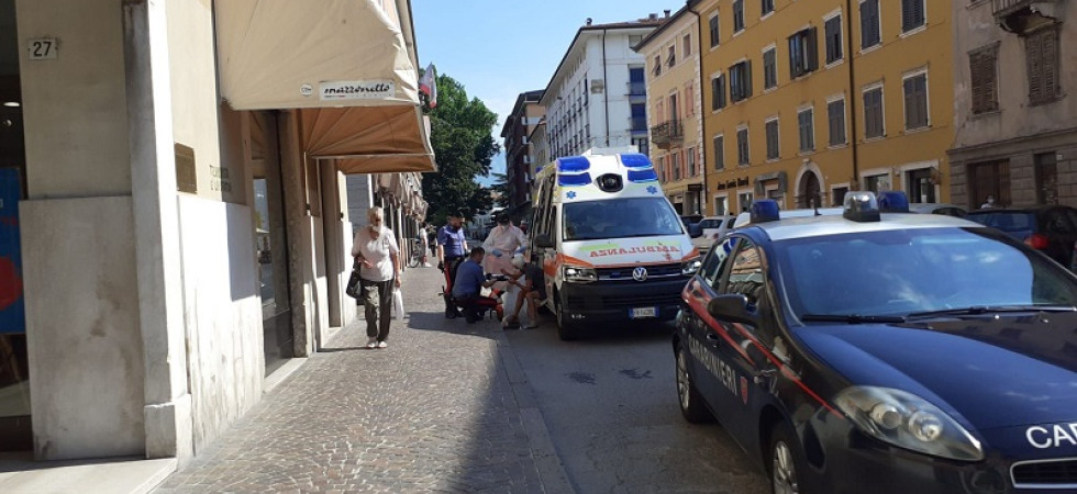 Un passante trova un uomo insanguinato in centro e chiama i soccorsi